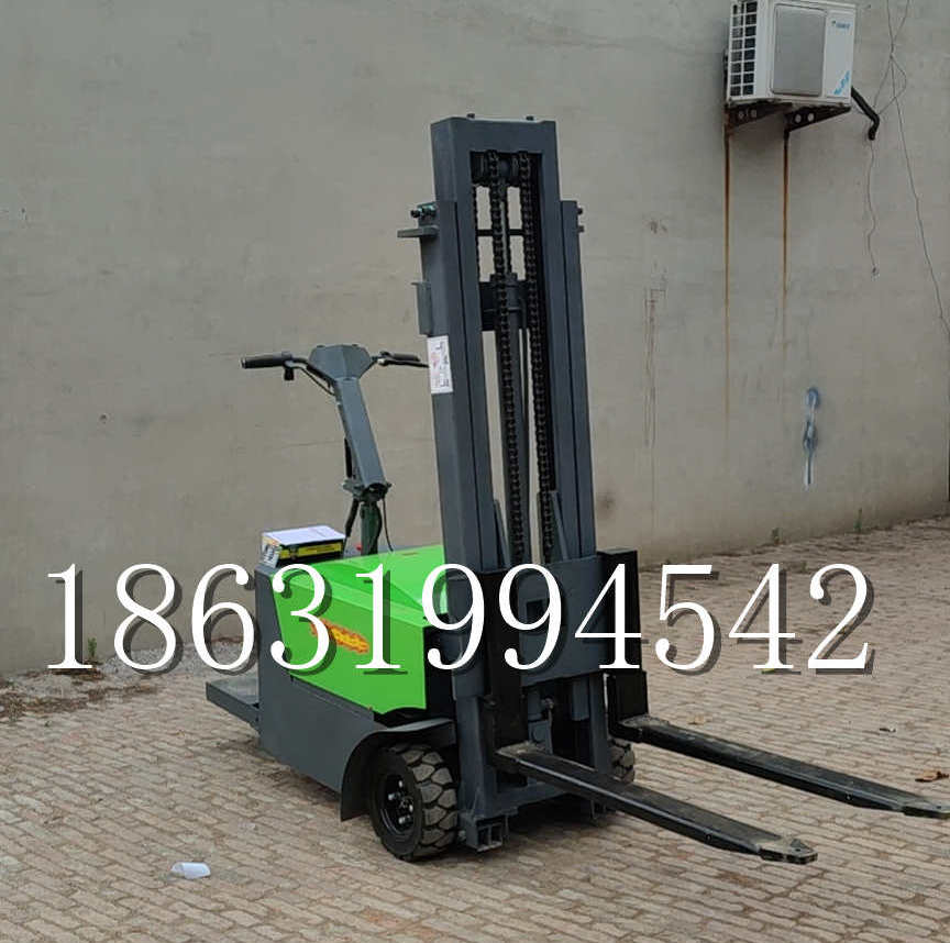 集贤县优程全电动叉车插腿式堆高车液压装卸车1.5吨升高小型站驾式铲车